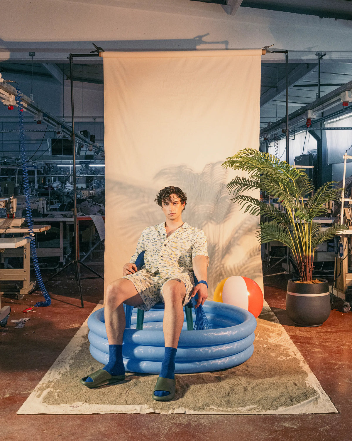 Breeze Shirt baskılı müslin gömlek, mini havuz kenarında lifestyle çekim